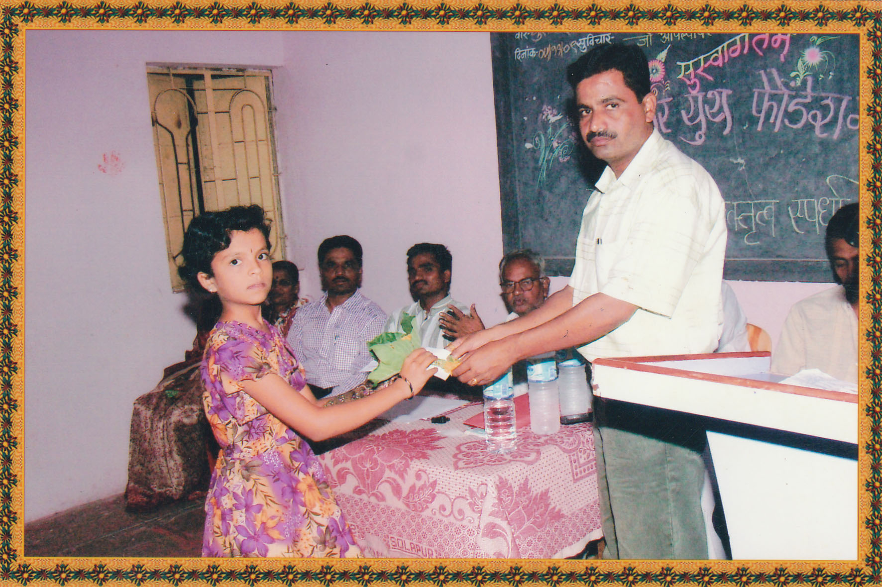 रांगोळी स्पर्धाचे बक्षिस वितरण करताना अक्कलकोटचे नामांकित विधि  तज्ञ श्री विजय हार्डीकर साहेब