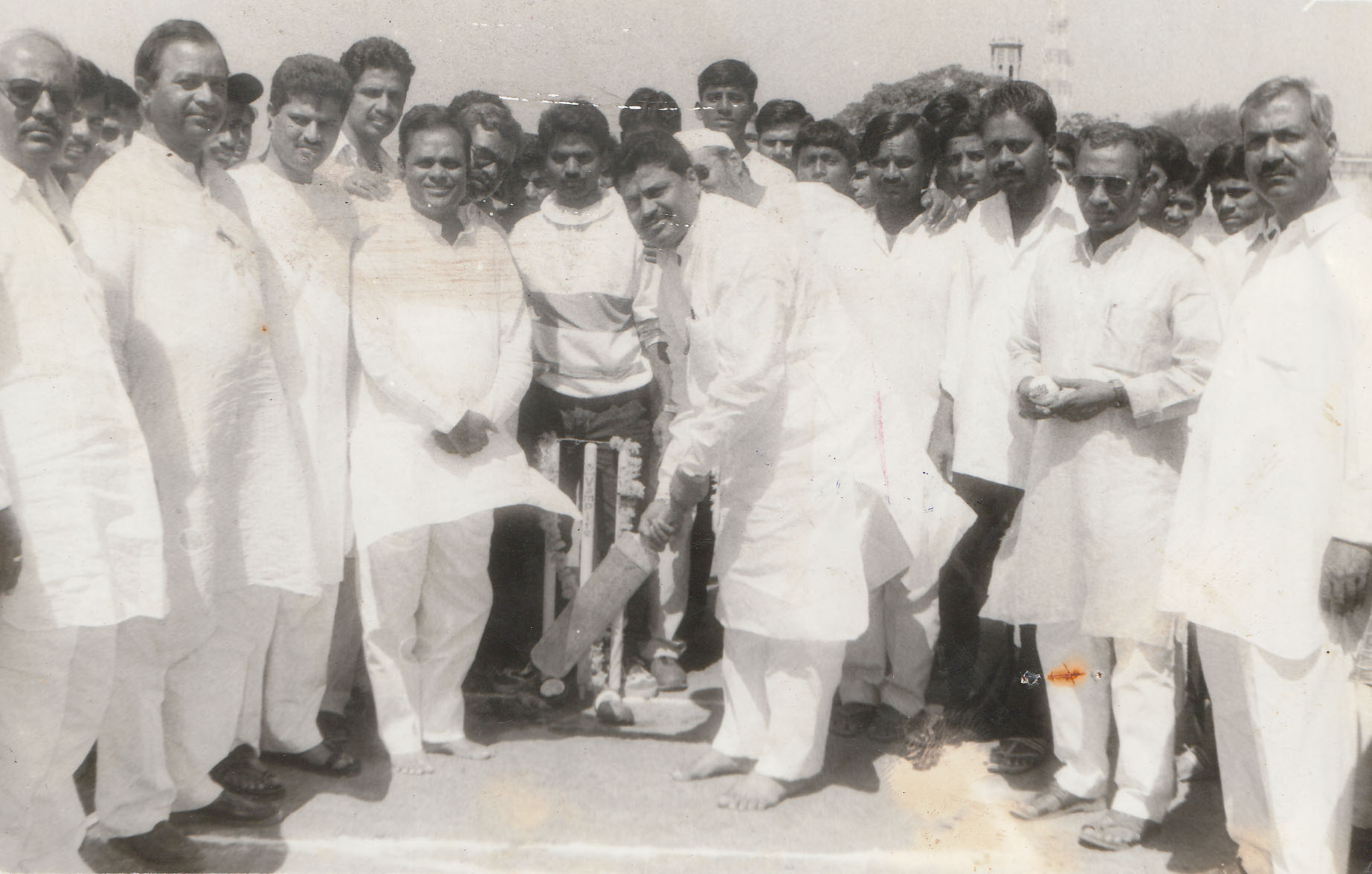 क्रिकेट स्पर्धाचे उदघाटन करताना मा. आमदार श्री शिवशरण पाटील साहेब, मा.  श्री. पंचप्पा कल्याणशेट्टी सर, मा. श्री. दत्ताअण्णा तानवडे, मा. श्री. बलभिम भाऊ शिंदे