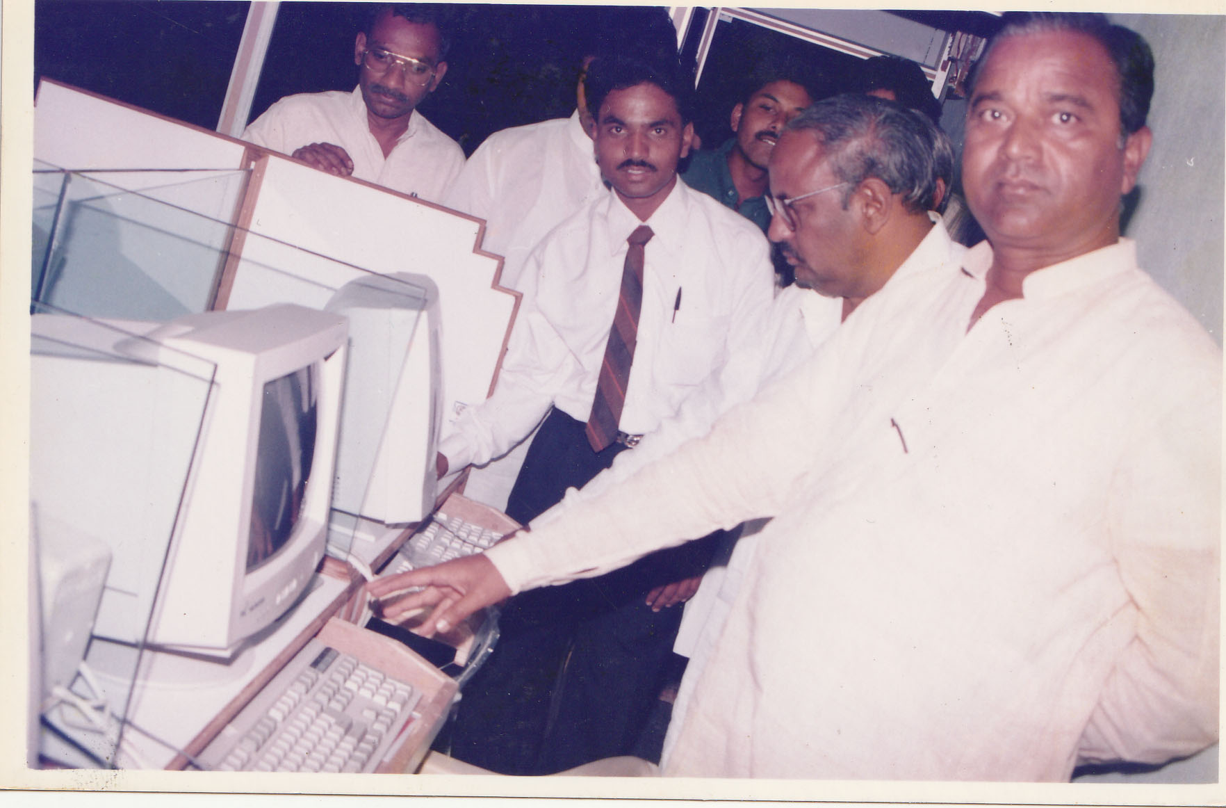 अक्कलकोट तालुक्यातील पहिल्या नेट कॅफेचे उदघाटन करताना मा. श्री.पचप्पा कल्याणशेट्टी सर,मा.श्री. प्रकाश किलजे, मा.श्री. दत्ताअण्णा तानवडे