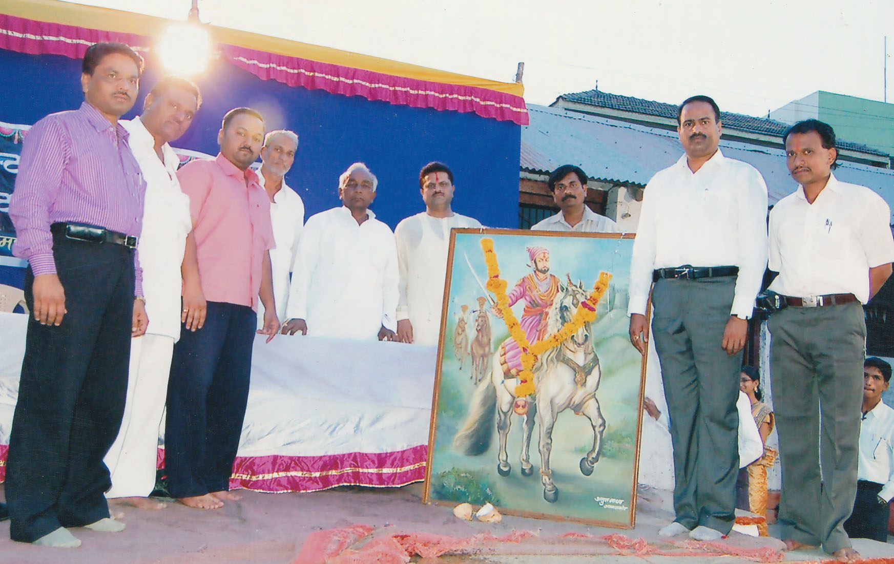 महाराष्ट्राचे नामवंत शिव व्याख्याते श्री. श्रीमंत कोकाटे साहेब, मायक्रोस्टार कॉम्प्युटर कडुन आयोजित शिवजयंती निमित्त  व्याख्यानमालेत  प्रतीमा पुजन करुन     आपले विचार मांडताना
