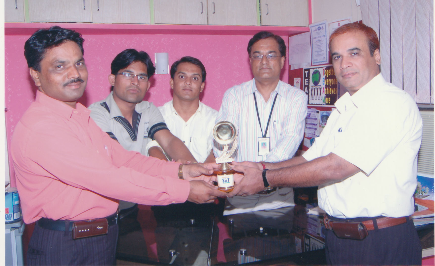 मायक्रोस्टार कॉम्प्युटर ला 2019 चा बेस्ट सेंटर पुरस्कार प्रदान करताना SIIT EDUCATION चे मॅनेजिंग डायरेक्टर मा. श्री. सुहास सावगावकर